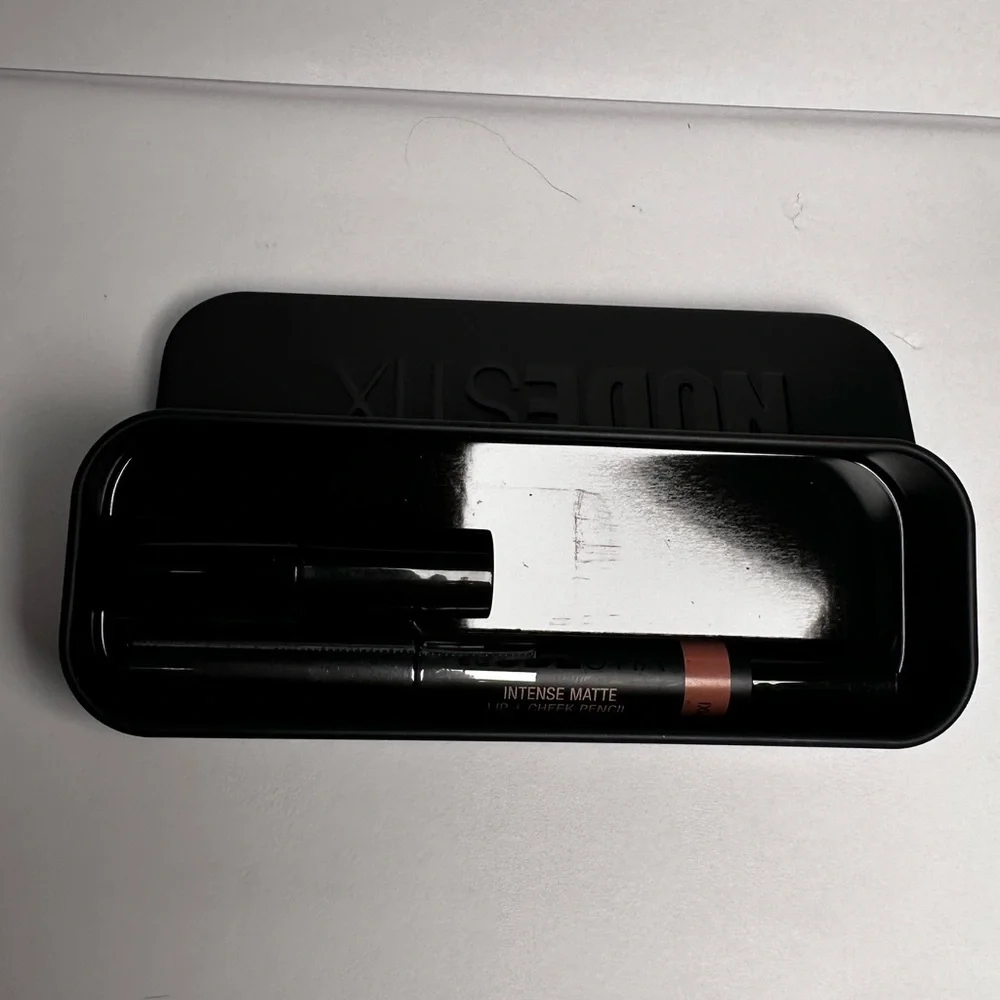 Pixi - 🆕 NUDESTIX Intense Matte Lip + Cheek Pencil NIB (neutral nude pink)